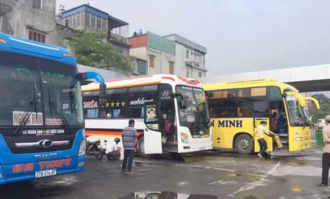 Cần có chế tài mạnh để xử nghiêm các doanh nghiệp có xe vi phạm “chây ì” việc nộp phù hiệu. (Ảnh minh hoạ).