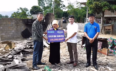 Đại diện Vinamilk trao bảng tượng trưng hỗ trợ xây dựng nhà cho người dân tại Yên Bái.