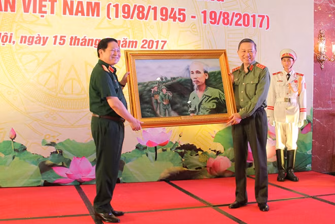 Đại tướng Ngô Xuân Lịch trao Bức tranh kỷ niệm Bác Hồ với lực lượng QĐND tặng Đảng ủy Công an Trung ương, Bộ Công an.