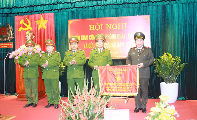 Thứ trưởng Bùi Văn Thành trao Cờ thi đua của Bộ Công an cho Cảnh sát PCCC tỉnh Bắc Ninh.