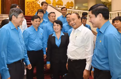 Thủ tướng trò chuyện với các đại biểu tham dự buổi làm việc.