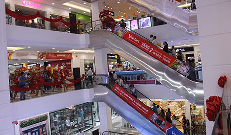 Bên trong Trung tâm thương mại Vincom Palaza Rạch Giá trang trí rất đẹp mắt.
