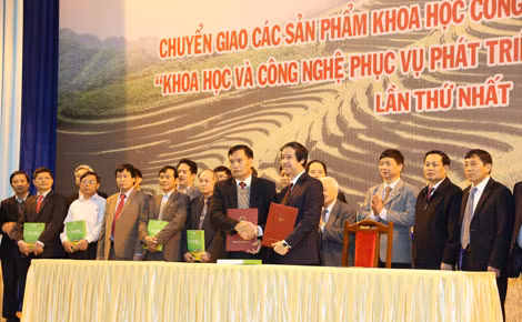 Lễ ký kết chuyển giao sản phẩm giữa Đại học Quốc gia Hà Nội và UBND các tỉnh vùng Tây Bắc.