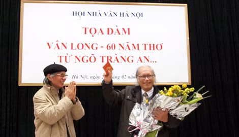 Nhà văn Hoàng Quốc Hải “mừng tuổi” nhà thơ Vân Long (bên phải) năm 2013.