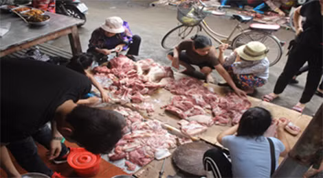 Nhiều người dân tỏ ra đồng cảm đến mua hàng ủng hộ chị Hòa ngày 12-5.