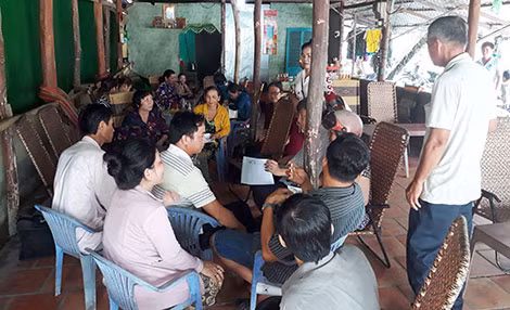 Các hộ dân kéo đến nhà bà Trang yêu cầu trả lại tiền.
