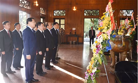 Thủ tướng Nguyễn Xuân Phúc cùng đoàn công tác dâng hương tại Khu di tích Kim Liên.