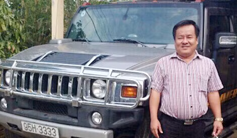 Đại gia Tòng “Thiên Mã” bên cạnh chiếc Hummer H2 biển số tứ quý 3333 khi “oanh liệt”.