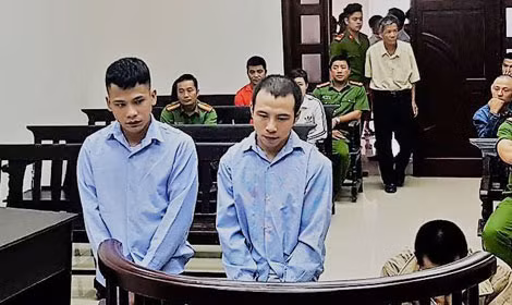 Hai bị cáo Quý và Hải tại phiên toà phúc thẩm.