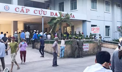 Khoa cấp cứu BVĐK tỉnh Quảng Ngãi, nơi xảy ra vụ việc khiến nhiều người dân hiếu kỳ tụ tập quây kín.