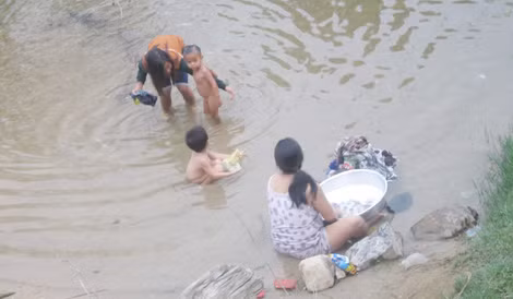 Người T'Rin tắm giặt ở suối Lách. Người T'Rin tắm giặt ở suối Lách.