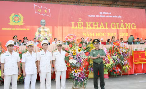 Thay mặt Đảng ủy Công an Trung ương và lãnh đạo Bộ Công an, Thứ trưởng Nguyễn Văn Thành tặng lẵng hoa chúc mừng Trường Cao đẳng ANND I .
