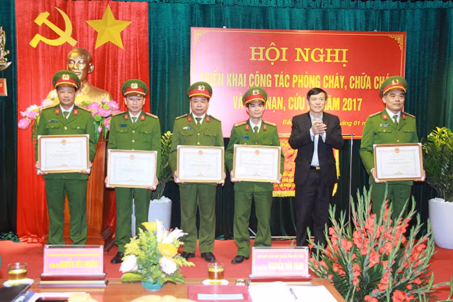 Đồng chí Nguyễn Tiến Nhường, Phó Chủ tịch UBND tỉnh Bắc Ninh trao Bằng khen của UBND tỉnh các cá nhân thuộc Cảnh sát PCCC tỉnh Bắc Ninh.