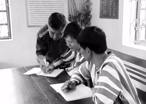 "Thầy giáo" già kiên nhẫn cầm tay "học sinh" dạy chữ.
