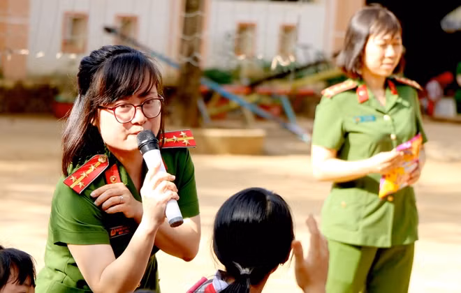 Các nữ cán bộ Công an hướng dẫn học sinh những kiến thức cơ bản và kỹ năng phòng, chống xâm hại trẻ em.