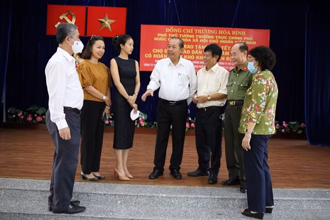 Phó Thủ tướng Thường trực Trương Hòa Bình trao đổi với lãnh đạo TP Hồ Chí Minh, Báo CAND, Hội Nhà báo thành phố và nhà hảo tâm về thành lập quỹ khuyến học.