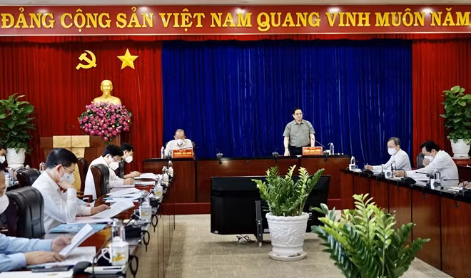 Thủ tướng Chính phủ làm việc với lãnh đạo tỉnh Bình Dương về công tác phòng chống dịch.