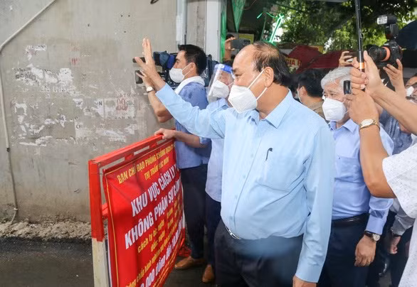 Chủ tịch nước Nguyễn Xuân Phúc thăm người dân tại khu phong tỏa.