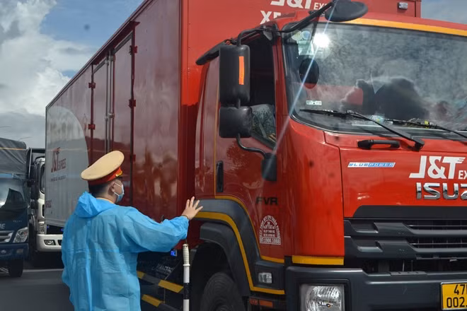 Ưu tiên xét nghiệm và lưu thông đối với tài xế vận chuyển hàng hóa cho thành phố.