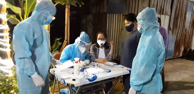 Ngành y tế thành phố nhanh chóng lấy mẫu xét nghiệm những người liên quan đến ca nhiễm COVID-19 mới.