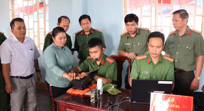 Đại tá Lâm Văn Long, Phó giám đốc Công an tỉnh kiểm tra tại điểm cấp CCCD tại xã Phú Nghĩa, huyện Bù Gia Mập.
