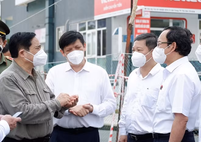 Thủ tướng Chính phủ Phạm Minh Chính trao đổi với với lãnh đạo Bộ Y tế và TP Hồ Chí Minh về công tác phòng chống dịch COVID-19.