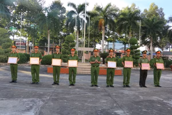 Nhiều tập thể và cá nhân được khen thưởng vì có thành tích xuất sắc trong đấu tranh, phòng chống tội phạm Nhiều tập thể và cá nhân được khen thưởng vì có thành tích xuất sắc trong đấu tranh, phòng chống tội phạm
