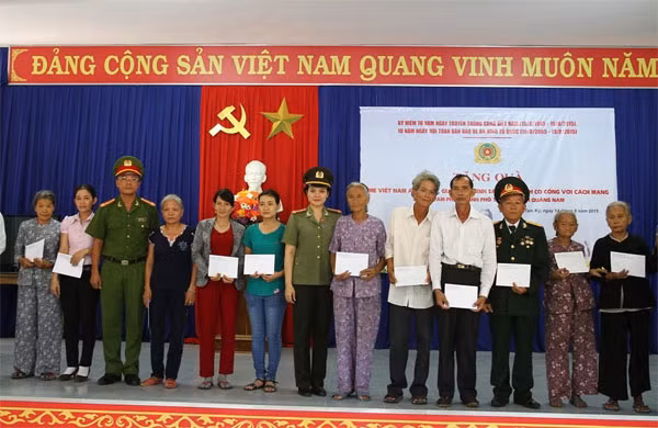 Đại diện Hội Phụ nữ Bộ Công an tặng quà cho các Mẹ VNAH và người nghèo tại xã Tam Phú.