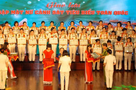 Toàn cảnh lễ tuyên dương 142 nữ Cảnh sát tiêu biển toàn quốc.