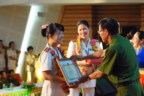 Các nữ Cảnh sát được tuyên dương nhận hoa, quà trong lễ gặp mặt