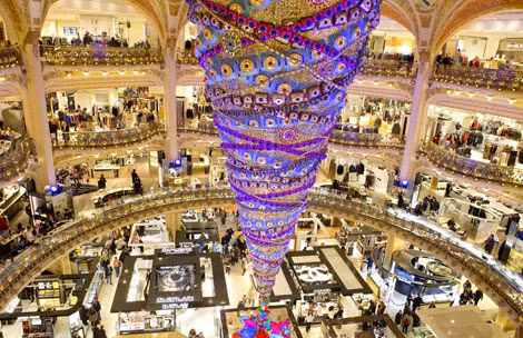 Một cây thông Noel được trồng ngược tại trung tâm mua sắm Galeries Lafayette Paris, Pháp.