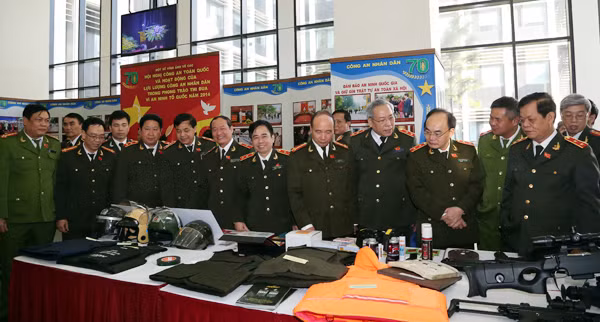 Thứ trưởng Bùi Quang Bền, Thứ trưởng Bùi Văn Thành thăm triển lãm tại Hội nghị Công an toàn quốc lần thứ 70.