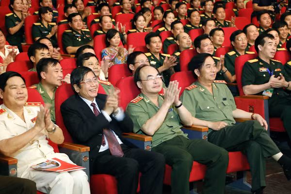 Thượng tướng Đặng Văn Hiếu, Thượng tướng Bùi Quang Bền và các đại biểu.