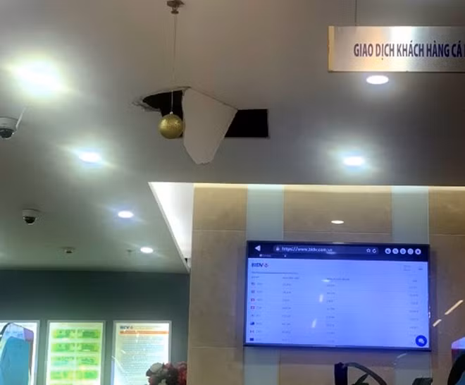 Vết đạn đối tượng bắn đe dọa nhân viên ngân hàng nhằm cướp tài sản.