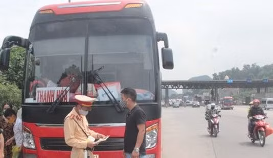 Chiếc xe nhồi nhét khách bị CSGT Thanh Hoá phát hiện