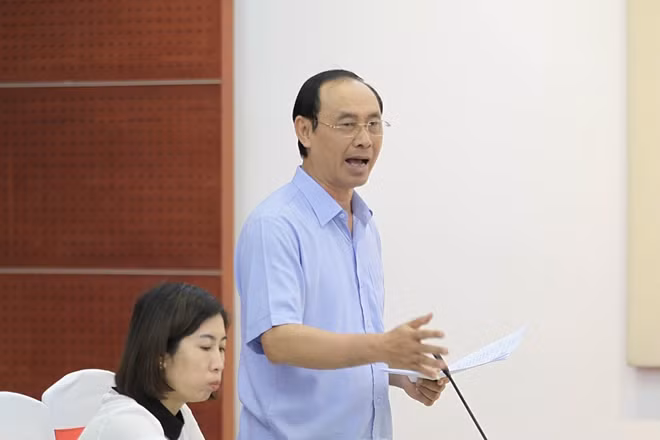 Thứ trưởng Bộ Giao thông vận tải Lê Đình Thọ trình bày Tờ trình