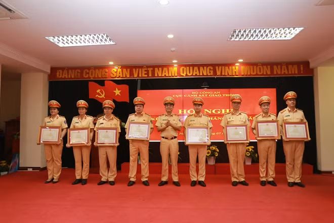 Thừa uỷ quyền của Bộ trưởng Bộ Công an, Thiếu tướng Trần Quốc Trung, Phó Cục trưởng Cục CSGT trao Bằng khen cho các cá nhân có thành tích xuất sắc