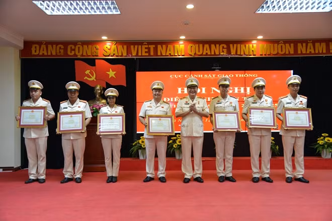Thừa uỷ quyền của Bộ trưởng Bộ Công an, Thiếu tướng Lê Xuân Đức, Phó Cục trưởng Cục CSGT trao Bằng khen tặng các cá nhân có thành tích xuất sắc