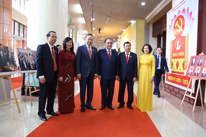 Bộ trưởng Tô Lâm, nguyên Tổng Bí thư Nông Đức Mạnh và các đại biểu dự Đại hội