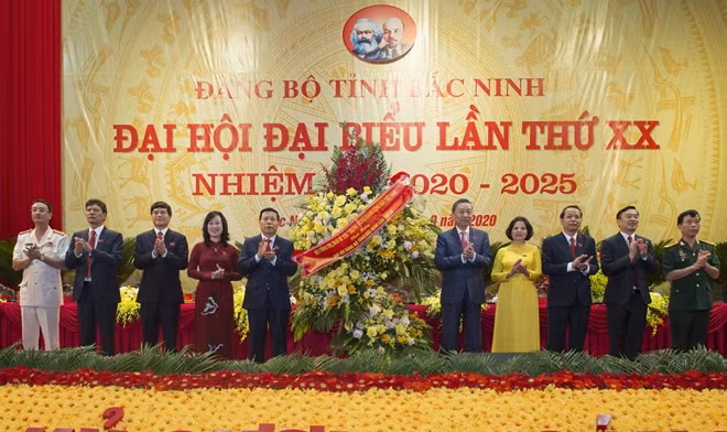 Bộ trưởng Tô Lâm tặng hoa chúc mừng Đại hội