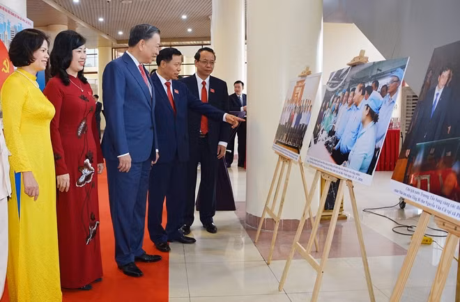 Bộ trưởng Tô Lâm và các đại biểu xem triển lãm ảnh kết quả phát triển kinh tế - xã hội tỉnh Bắc Ninh