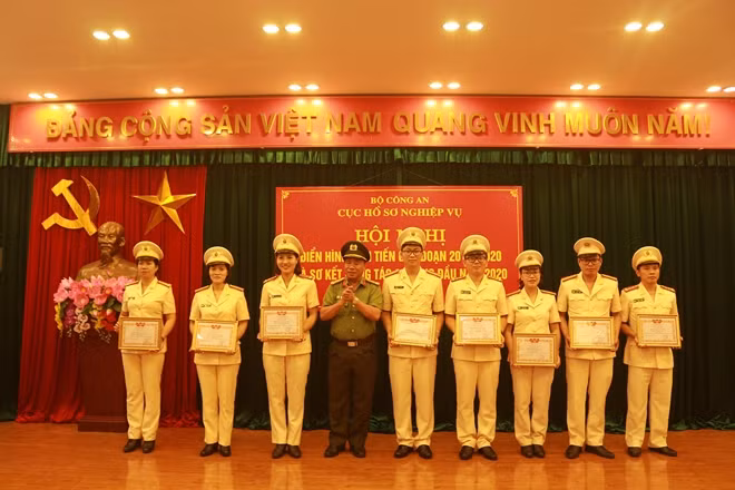 Ban Tổ chức trao thưởng cho các tập thể, cá nhân