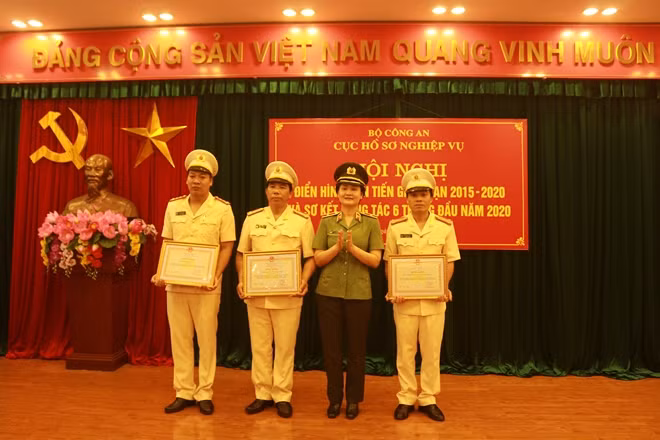 Ban Tổ chức trao thưởng cho các cá nhân
