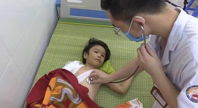 Cháu Ngọc Anh đang được bác sỹ khám thương tích