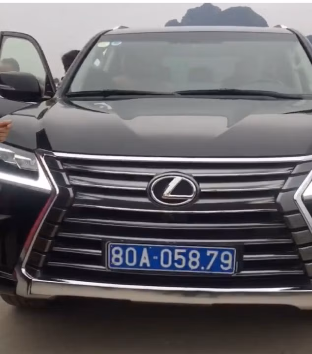 Biển trước của xe Lexus là biển màu xanh