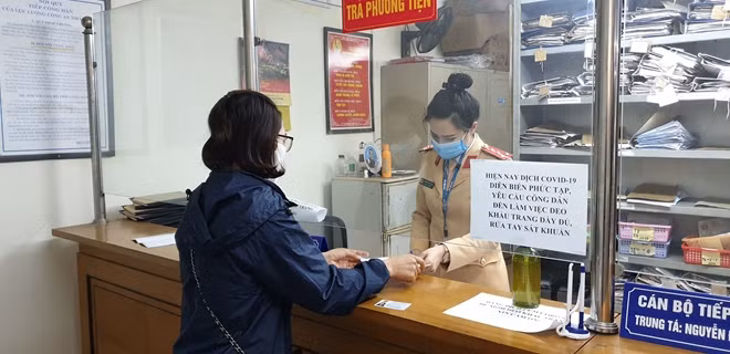 Cán bộ CSGT giải quyết thủ tục hành chính cho người vi phạm giao thông