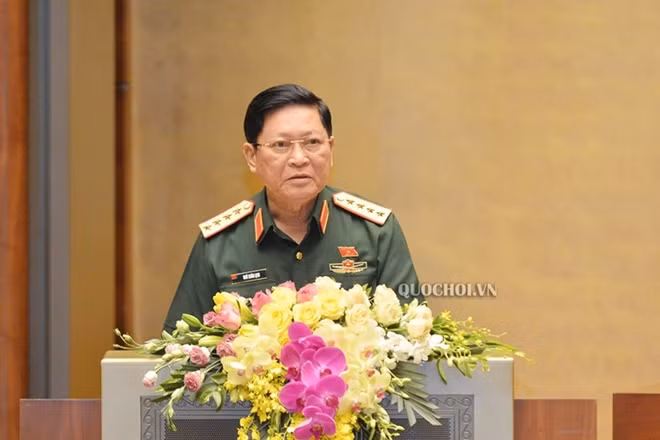 Bộ trưởng Bộ Quốc phòng Ngô Xuân Lịch trình bày tờ trình
