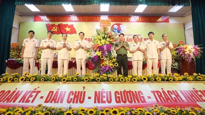 Thứ trưởng Bùi Văn Nam tặng hoa chúc mừng Đại hội
