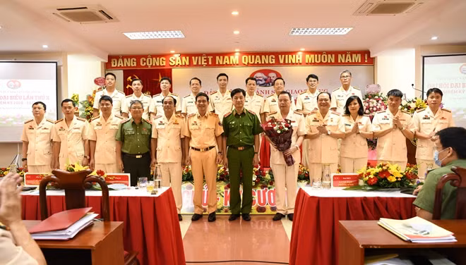 Thứ trưởng Nguyễn Duy Ngọc chúc mừng Ban chấp hành Đảng bộ nhiệm kỳ mới
