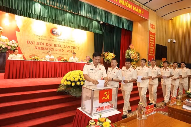 Các đại biểu bỏ phiếu kín bầu BCH Đảng bộ Cục CSKT nhiệm kỳ mới